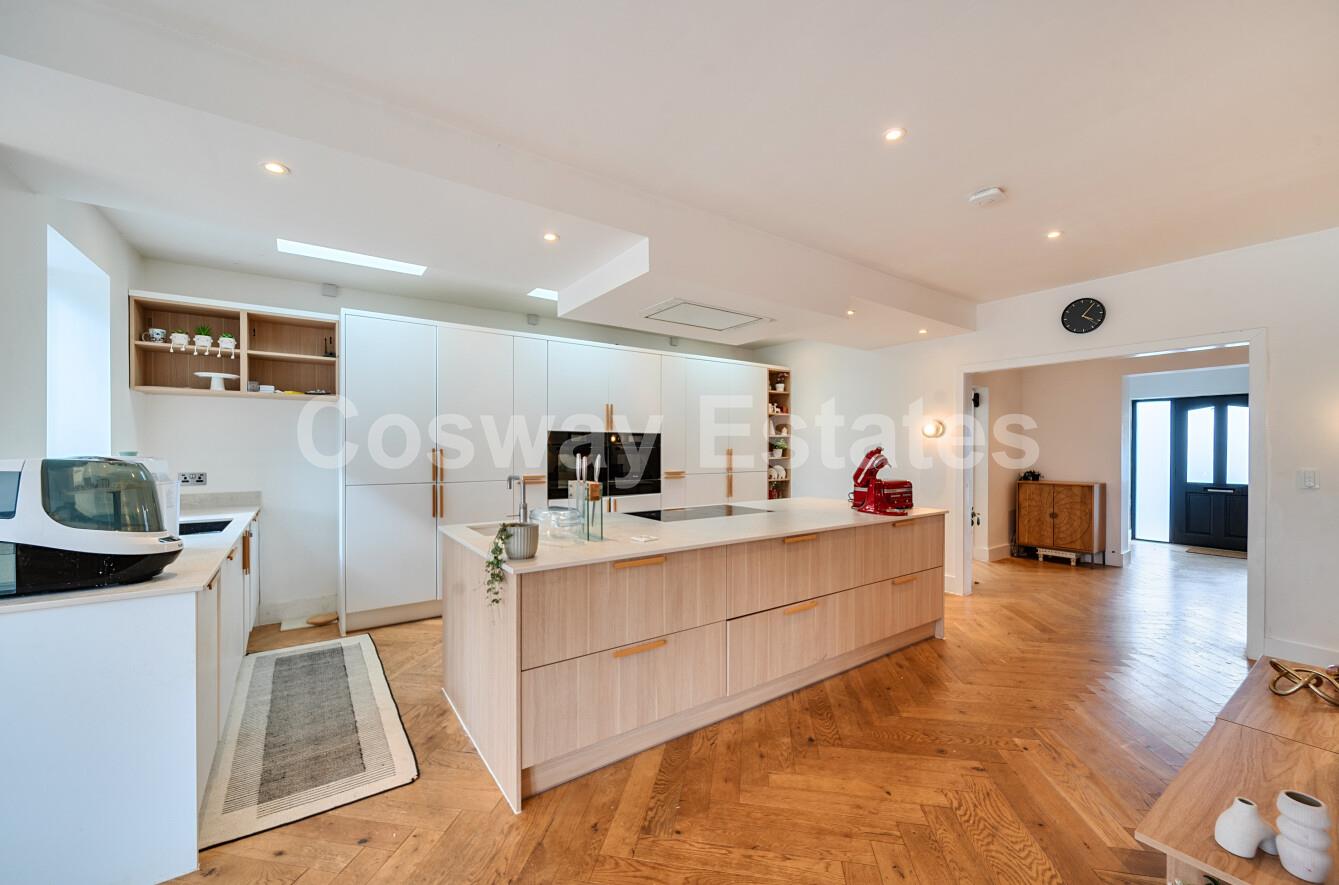 4 bed property in Featherstone Road, Mill Hill, NW7, London